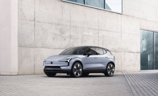 Предстоящото Volvo EX30 е пример за устойчивия дух на електромобилите по начин, който повечето хора не могат да видят. По-малък и по-евтин от другите субкомпактни електрически SUV-ове на Volvo, XC40 Recharge и C40 Recharge , атрактивната кабина на EX30 е украсена с екологично чисти опции за тапицерия, от тъкани със смес от вълна до рециклиран деним.
EX30 се предлага с две задвижвания: вариант със задвижване на задните колела с един двигател с 268 к.с. и въртящ момент от 253 Hm или вариант със задвижване на четирите колела с комбинирани 422 к.с. и 400 Hm въртящ момент.
Колата разполага с 64,0-kWh батерия, която осигурява около 450 км с едно зареждане.
